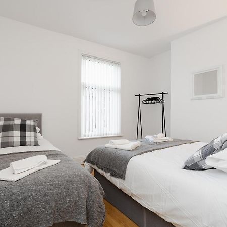 2 Bedroom House Liverpool- Large & Cosy- Sleeps 5 By Hinkley Homes Short Lets & Serviced Accommodation エクステリア 写真