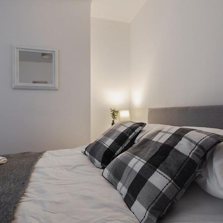 2 Bedroom House Liverpool- Large & Cosy- Sleeps 5 By Hinkley Homes Short Lets & Serviced Accommodation エクステリア 写真